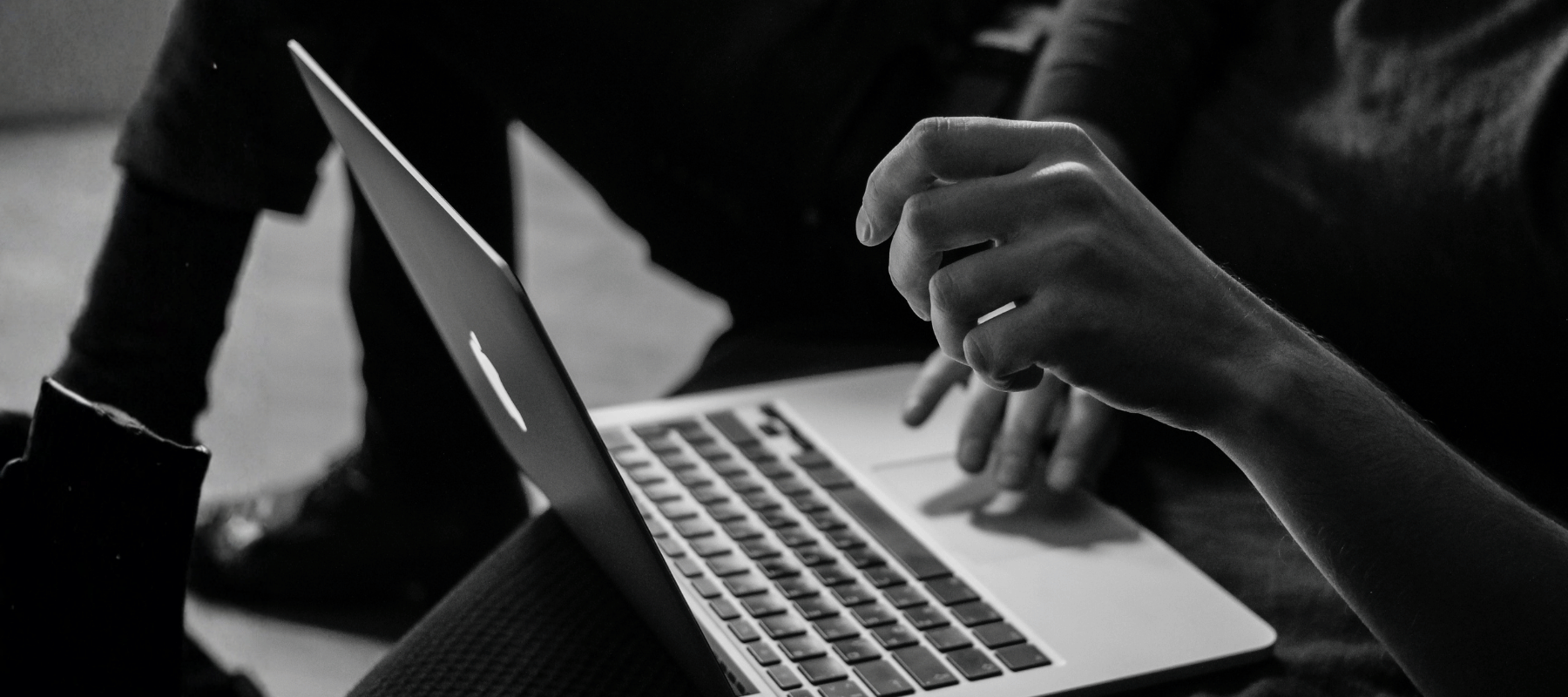 Tietokone, kädet näppäimistöllä