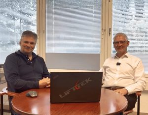 Lifttekin toimitusjohtaja Matti Salminen ja Melba Digitalin toimitusjohtaja Jukka Järvinen istumassa pöydän ääressä.