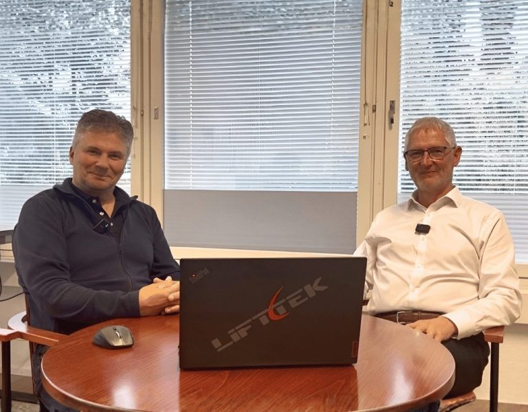 Lifttekin toimitusjohtaja Matti Salminen ja Melba Digitalin toimitusjohtaja Jukka Järvinen istumassa pöydän ääressä.